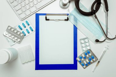 çalışma alanı stetoskop ve klavye, yakın çekim ile doktor,