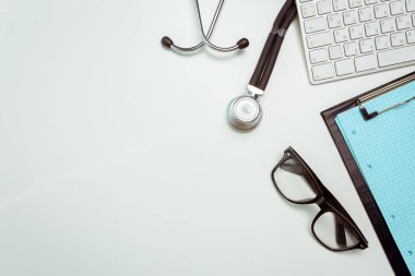 çalışma alanı stetoskop ve klavye, yakın çekim ile doktor,