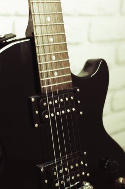 Elektro gitar parçaları duvar arka plan üzerinde Kapat