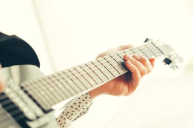 Görünüm erkek el elektro gitar çalmak 