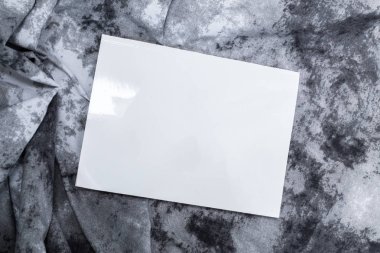 yükseltilmiş beyaz tablosunun görünümünü masa üzerinde