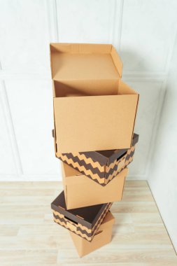 Odanın içinde duran büyük karton kutular