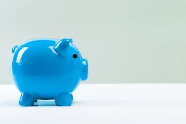 Mavi seramik kumbara, yakın çekim  