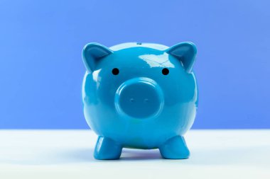 Mavi seramik kumbara, yakın çekim  