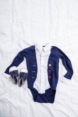 Bebek Çocuk giyimi beyaz zemin üzerine izole yakın çekim 