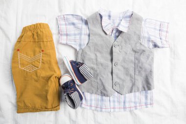 Bebek Çocuk giyimi beyaz zemin üzerine izole yakın çekim 