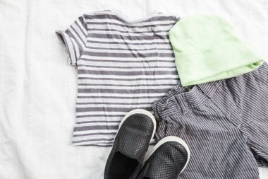 Bebek Çocuk giyimi beyaz zemin üzerine izole yakın çekim 