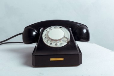 Siyah Retro telefon beyaz masada görmek