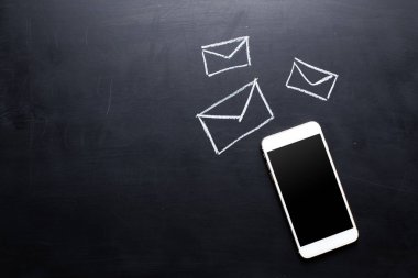 blackboard arka plan üzerinde akıllı telefon yüksek açılı görünüş