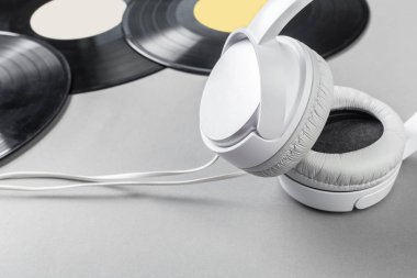 gri arka plan üzerinde Vintage Vinil yakın çekim 