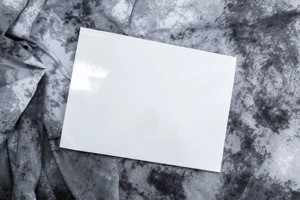 yükseltilmiş beyaz tablosunun görünümünü masa üzerinde