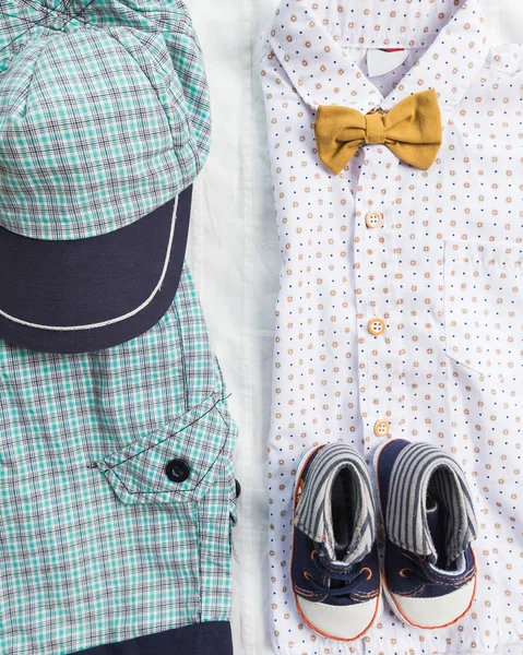 Bebek Çocuk giyimi beyaz zemin üzerine izole yakın çekim 