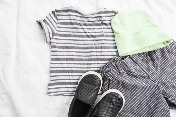 Bebek Çocuk giyimi beyaz zemin üzerine izole yakın çekim 