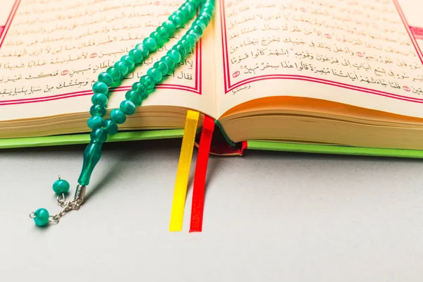 İslami kitap Kuran Kerim closeup görünümü