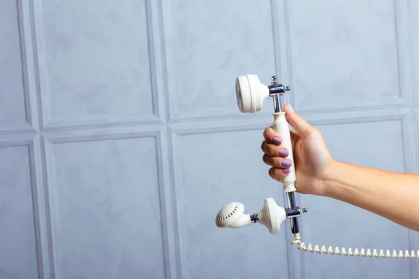 Kobiece Ręki Trzymającej Biały Ręcznie Ustawić Telefon Retro — Zdjęcie stockowe