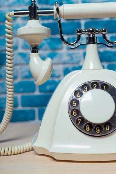 Спереди Белый Телефон Retro Столе — стоковое фото