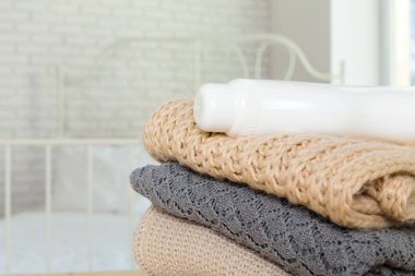 saf giysileri yıkarken sıvı ile