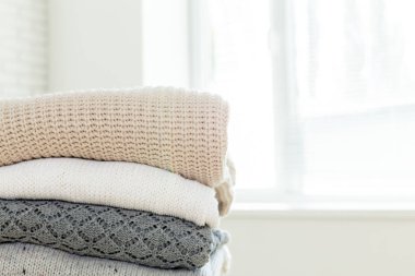 Örme kazak, yakın çekim yığını beyaz rahat 