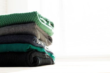 Tahta masada kazak örme yığını beyaz sıcak yakın çekim 