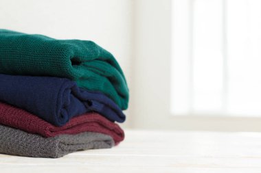 Tahta masada kazak örme yığını beyaz sıcak yakın çekim 