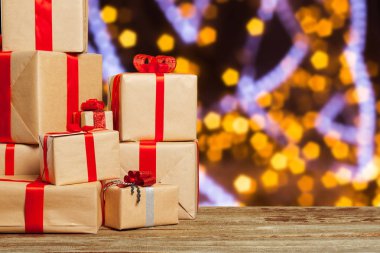 hediyeler eski masada yığını yakın çekim 