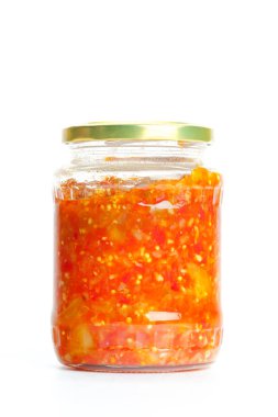 İzole üzerinde beyaz arka plan, yakın çekim konserve sebze cam kavanoz 