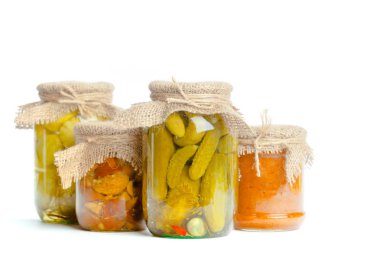 Konserve sebze cam kavanozlar izole üzerinde beyaz arka plan, yakın çekim 