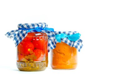 Konserve sebze cam kavanozlar izole üzerinde beyaz arka plan, yakın çekim 