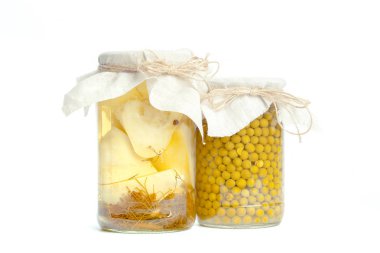 Konserve sebze cam kavanozlar izole üzerinde beyaz arka plan, yakın çekim 