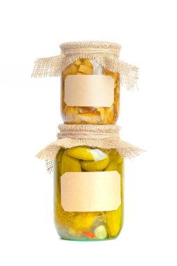 Konserve sebze cam kavanozlar izole üzerinde beyaz arka plan, yakın çekim 