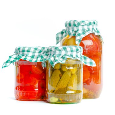 Konserve sebze cam kavanozlar izole üzerinde beyaz arka plan, yakın çekim 