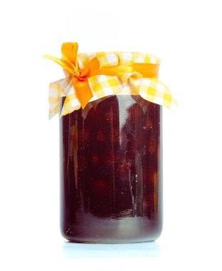 Cam kavanoz reçel beyaz zemin üzerine izole ile yakın çekim 