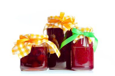 Cam kavanoz reçel beyaz zemin üzerine izole ile yakın çekim 