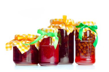 Cam kavanoz reçel beyaz zemin üzerine izole ile yakın çekim 