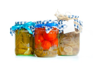 Konserve sebze cam kavanozlar izole üzerinde beyaz arka plan, yakın çekim 