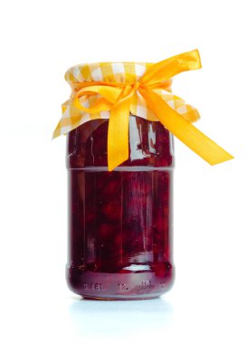 Cam kavanoz reçel beyaz zemin üzerine izole ile yakın çekim 