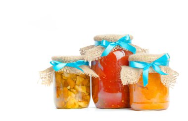 Konserve sebze cam kavanozlar izole üzerinde beyaz arka plan, yakın çekim 