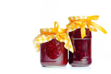 Cam kavanoz reçel beyaz zemin üzerine izole ile yakın çekim 