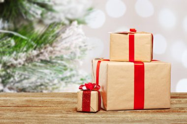 hediyeler eski masada yığını yakın çekim 