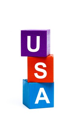 ahşap oyuncak küpleri beyaz arka plan üzerinde izole harfleri ile