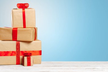 hediyeler eski masada yığını yakın çekim 