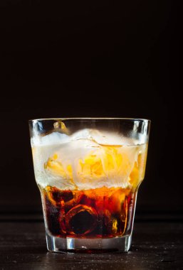kokteyl cam siyah arka plan üzerine tekila ile