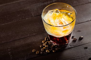 kokteyl cam siyah arka plan üzerine tekila ile