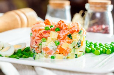 Rus beyaz tabakta karides salatası yakın çekim 