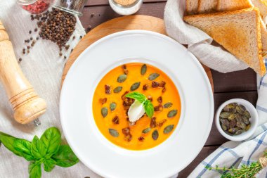 Balkabağı çorbası beyaz plaka, yakın çekim 