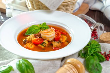 Beyaz plaka ile deniz mahsulleri çorbası, yakın çekim 