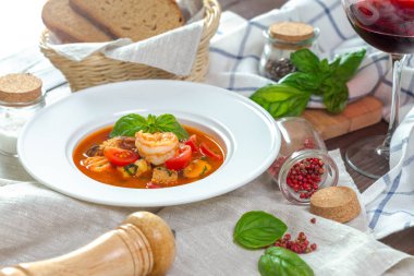 Beyaz plaka ile deniz mahsulleri çorbası, yakın çekim 