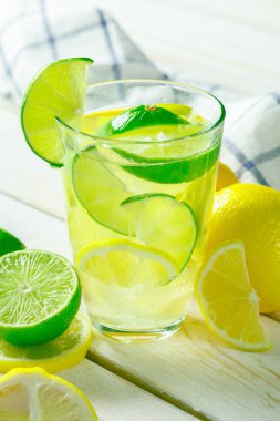 Ahşap masa üzerinde taze limon limonata