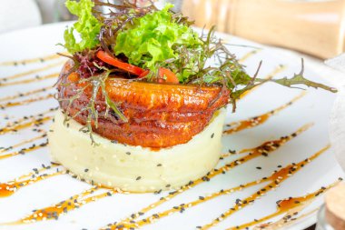 Kızarmış balık ve patates püresi.