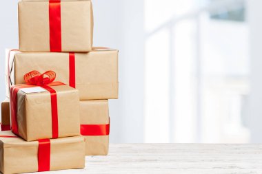 Eski masada hediyeler yığını önden görünümü